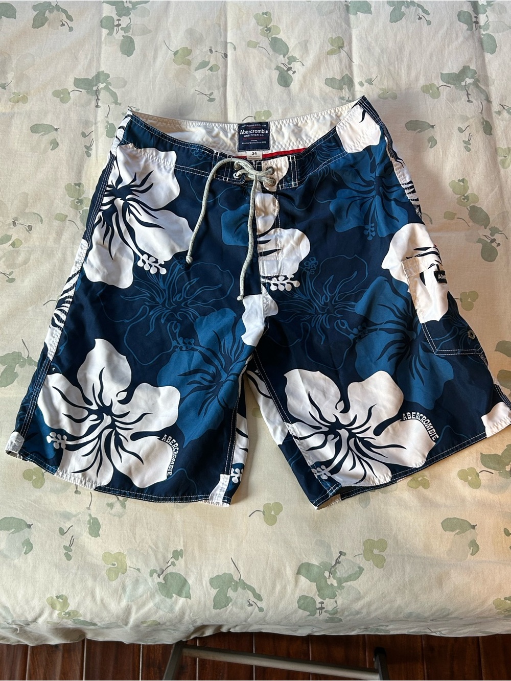 Abercrombie Navy & White Floral Men's Swim Trunks Board Shorts Size 34 x 10